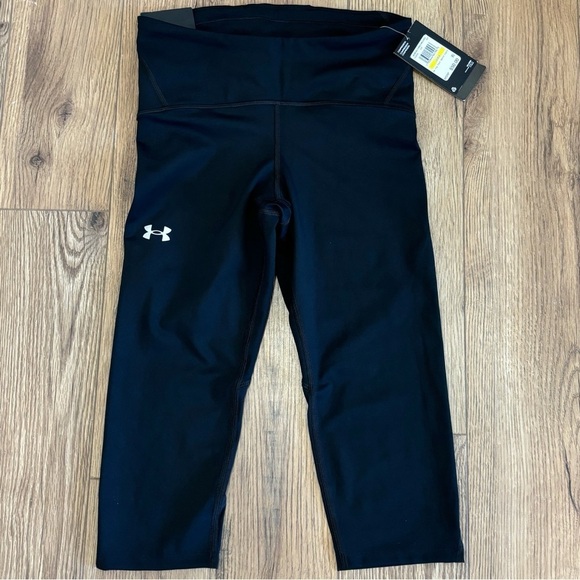 NWT Women's Under Armour Compression Mid Rise Speed Capri Size Medium - Picture 1 of 5